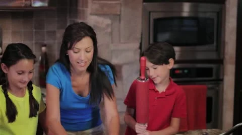 Family Baking Vídeos de archivo 12176076