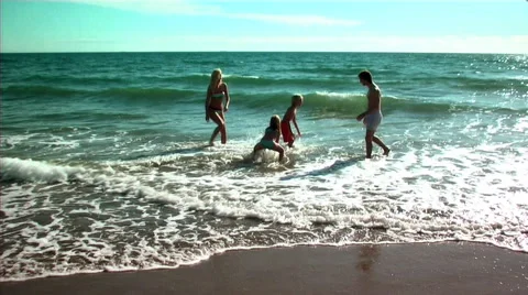 Family on beach Vidéo 43698628