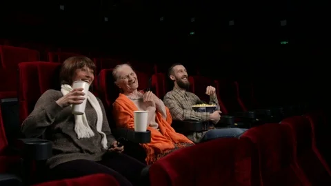 Family in the cinema 스톡 동영상 89932111