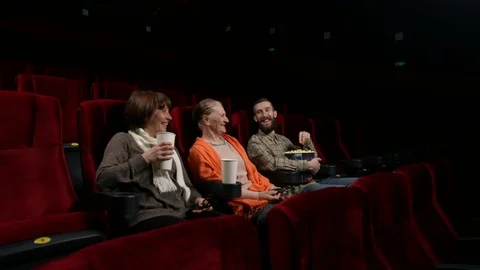 Family in the cinema Видео 89932115