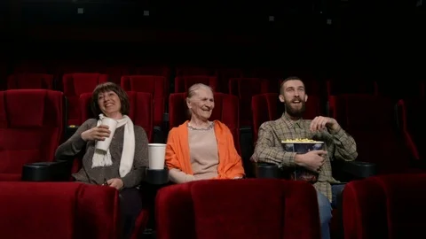 Family in the cinema Vídeos de archivo 89932147