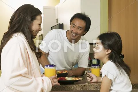 Family Enjoying Breakfast in kitchen Stock-Fotos