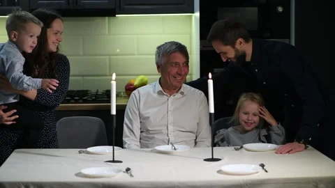 Family gathers around the dining table Vidéo 340062996