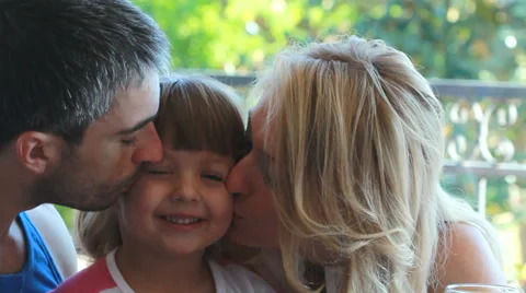 Family having breakfast in kitchen Vídeo Stock 34269924
