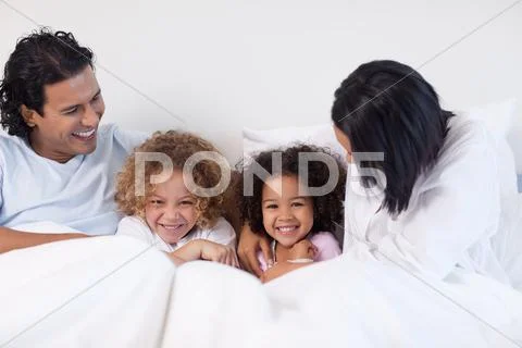 Family having fun on the bedroom Stock-Fotos