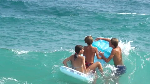 Family having fun playing on inflatable mattress Vidéo 80292073