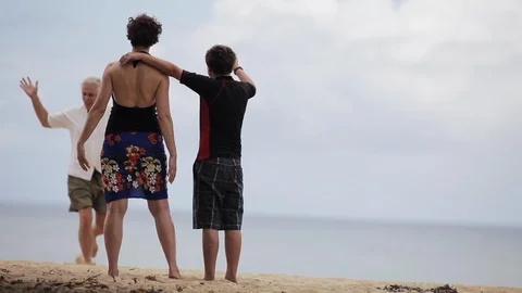 Family hugging on a beach. Vidéo 88370052