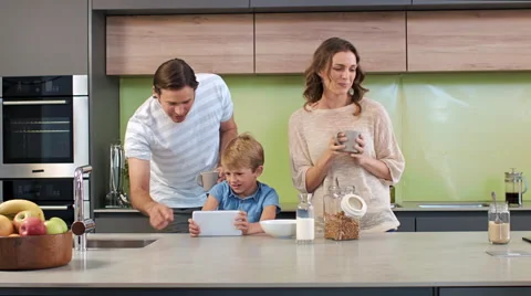Family in kitchen Video stock 60789232
