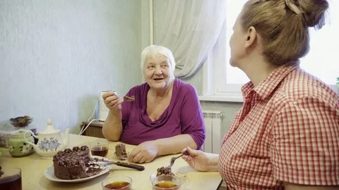 Family at the kitchen table Video stock 71484187