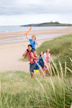 Family leaving the beach Fotos Stock