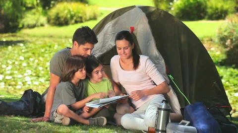 Family looking at a map Stock Footage 2921554