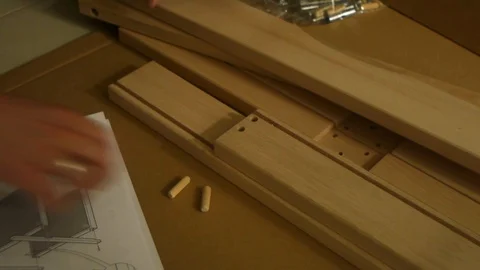 Family Man Reading, Following Tutorial, Joints Little Wooden Table Vídeos de archivo 90602370