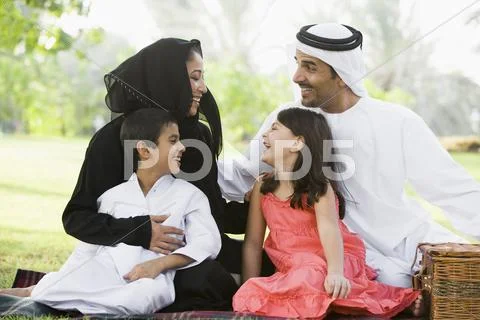 Family outdoors in park having a picnic and smiling (selective focus) Stock-Fotos
