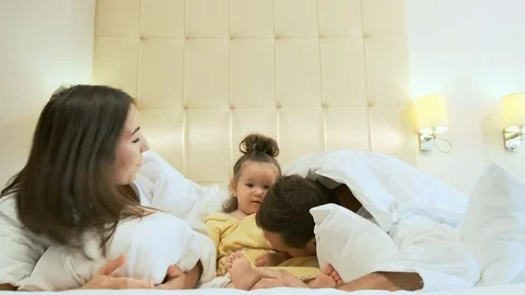 Family playing in bed Stockbeeldmateriaal 119353550