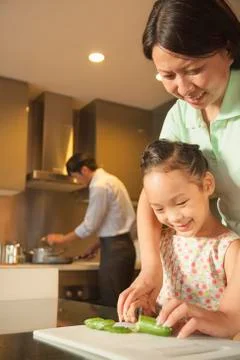 Family preparing dinner Foto stock