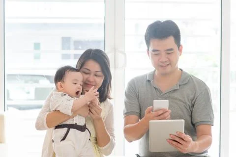 Family scanning QR code Foto stock