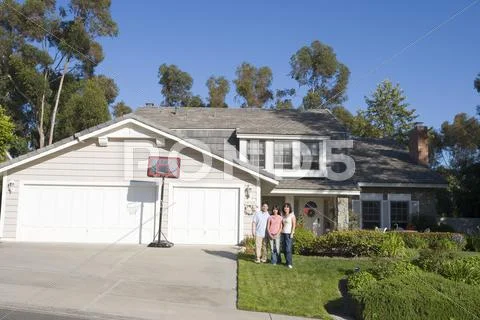 Family Standing Outside House Stock-Fotos