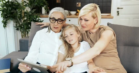 Family with Tablet on Sofa 動画素材 113295622