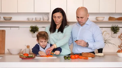 Family of three in the kitchen Video stock 89321014