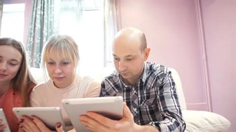 Family uses a tablet Stock Footage 60037040