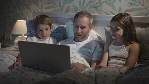 Family using laptop in bed. Stock-Footage 163038828