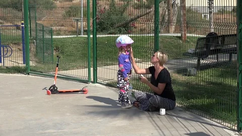 Family Using sunscreen at the park. Los Cabos, mexico Video stock 109121602