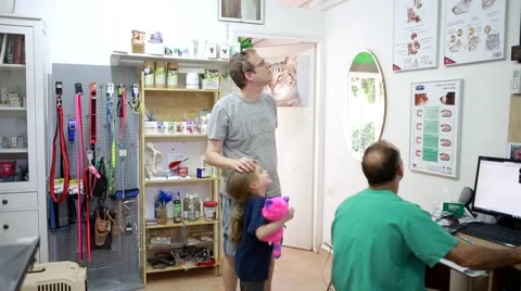 Family at veterinary Stock-Footage 62835481