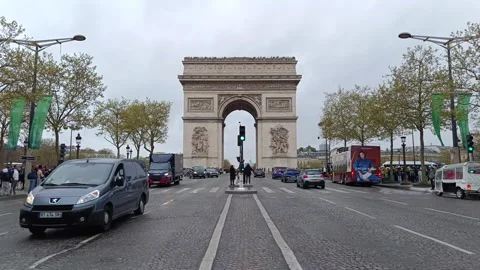 The famous Aarc de Triomphe in Paris on a cloudy day 스톡 동영상 342117342