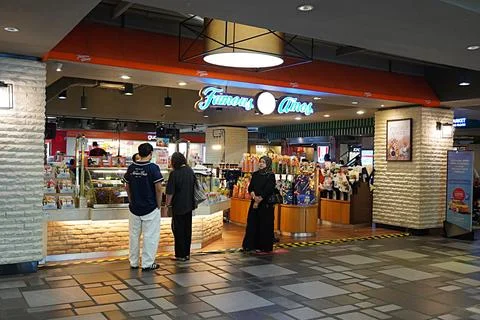 FAMOUS AMOS store in an open concept business building Stock Photos