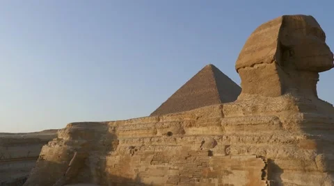 Famous ancient Sphinx and Cheops pyramid in Giza Cairo Egypt - pan Vidéo 46362138