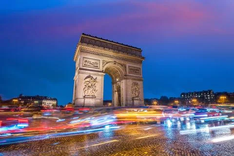 Famous Arc de Triomphe at twilight in Paris, France Foto stock