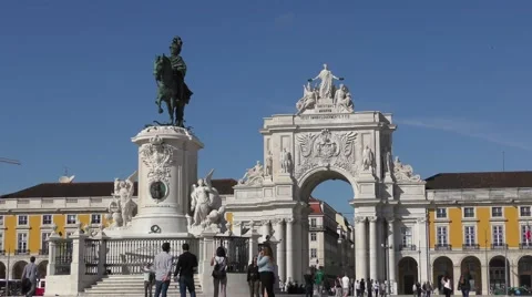 Famous arch at the Praca do Comercio, Terreiro do paco, Lisbon, Portugal 스톡 동영상 67893974