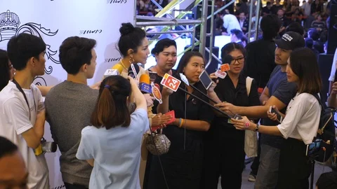 Famous Asian Celebrity Granting Interview To Paparazzi. Stock Footage 104185145