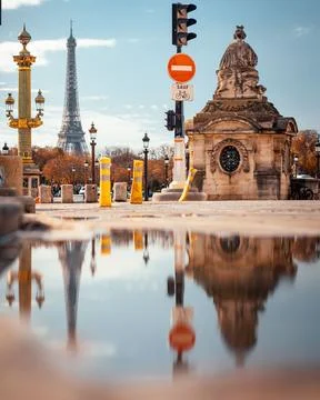 Famous Eiffel tower in the background of the Place de la Concorde in Paris Foto stock
