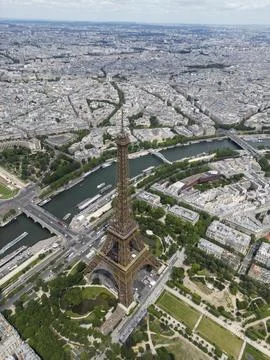 Famous Eiffel tower on cloudy day Fotos Stock
