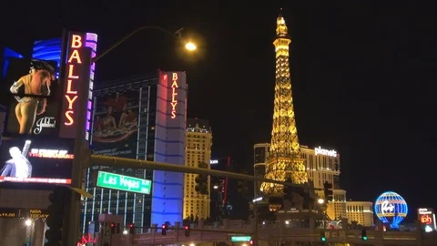 Famous Eiffel Tower at Paris Hotel landmark in Las Vegas by night video display Stockbeeldmateriaal 90492350