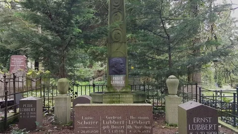 Famous German illustrator Ernst Lübbert tombstone and family grave, Germany Видео 76501987