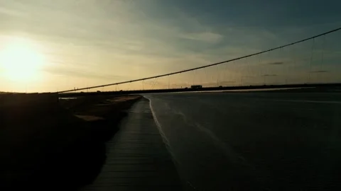 The famous humber bridge spanning the river humber. Single span suspension .. 库存影片 253384888