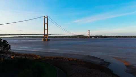 The famous humber bridge spanning the river humber. Single span suspension .. 库存影片 253384896