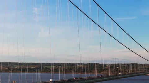 The famous humber bridge spanning the river humber. Single span suspension .. 库存影片 253384958