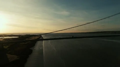 The famous humber bridge spanning the river humber. Single span suspension .. 库存影片 253384965