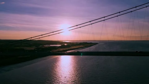 The famous humber bridge spanning the river humber. Single span suspension .. 库存影片 253384973