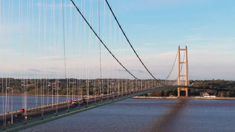 The famous humber bridge spanning the river humber. Single span suspension .. 库存影片 253384998