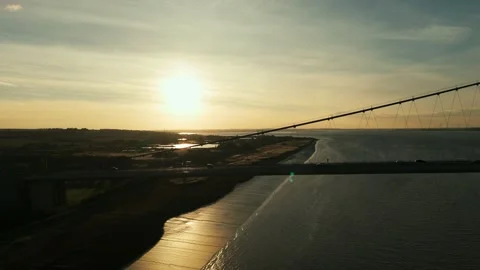The famous humber bridge spanning the river humber. Single span suspension .. Stockbeeldmateriaal 253385011