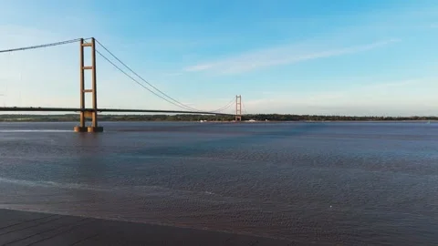 The famous humber bridge spanning the river humber. Single span suspension .. Stockbeeldmateriaal 253385020