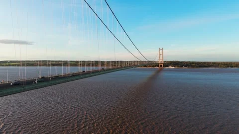 The famous humber bridge spanning the river humber. Single span suspension .. Stockbeeldmateriaal 253385025