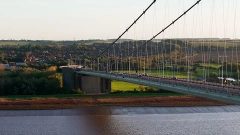 The famous humber bridge spanning the river humber. Single span suspension .. Stockbeeldmateriaal 253385030
