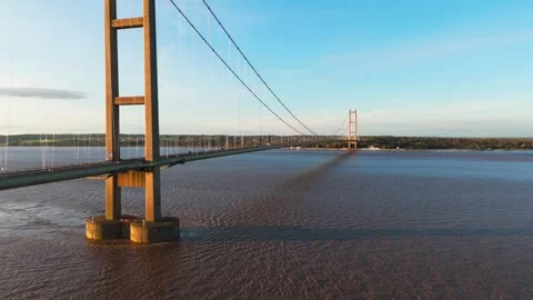 The famous humber bridge spanning the river humber. Single span suspension .. 库存影片 253385042