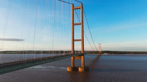 The famous humber bridge spanning the river humber. Single span suspension .. 库存影片 253385046