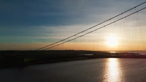 The famous humber bridge spanning the river humber. Single span suspension .. 库存影片 253385082